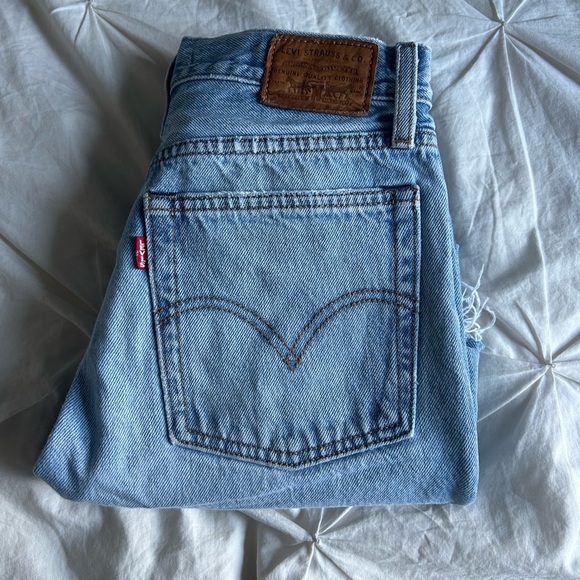 LEVI women’s Size 26 Distressed wedgie straight Blue Jean - Picture 10 of 10